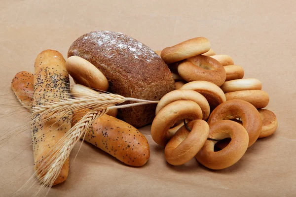 Свежий хлеб изолирован на светлом коричневом фоне . — стоковое фото