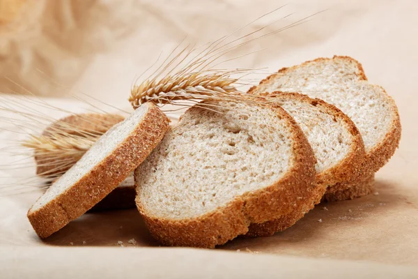 薄い茶色の背景に隔離された新鮮なパン. — ストック写真