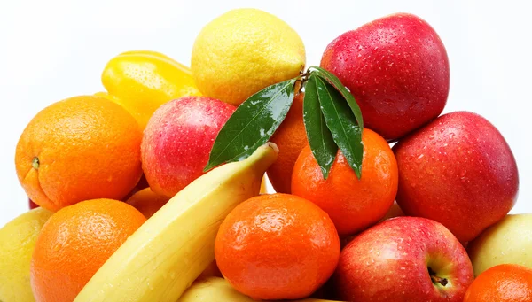 Frutas frescas aisladas sobre un fondo blanco . —  Fotos de Stock