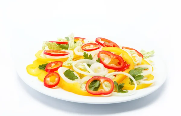 Une nourriture saine. Légumes frais et salade sur fond blanc . — Photo