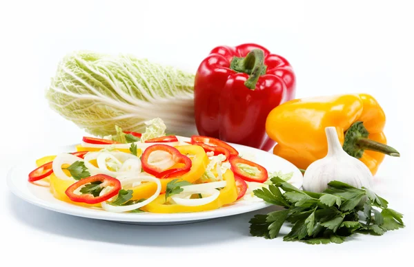 Cibo sano. Verdure fresche e insalata su sfondo bianco . — Foto Stock