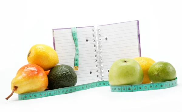 Productos naturales. Dieta. Fruta fresca sobre fondo blanco . — Foto de Stock