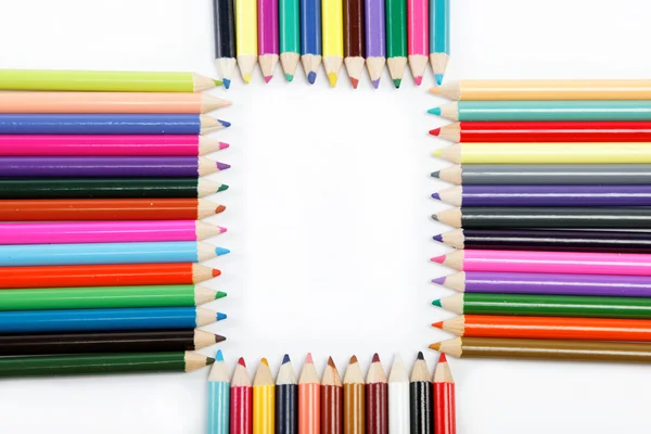 Farklı renk ile renk kalemler üzerinde beyaz backgr yakın çekim — Stok fotoğraf
