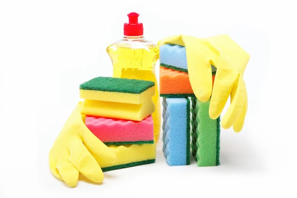 Пляшка для миючих засобів, гумові рукавички та губка для чищення на білому б — стокове фото