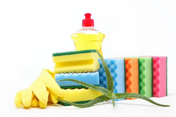 Frasco de detergente, guantes de goma y esponja limpiadora sobre un blanco b —  Fotos de Stock