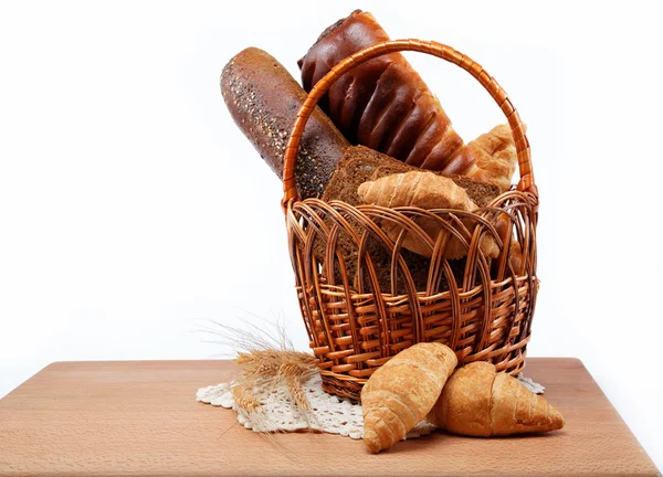 Pane fresco nel cestino completamente isolato . — Foto Stock