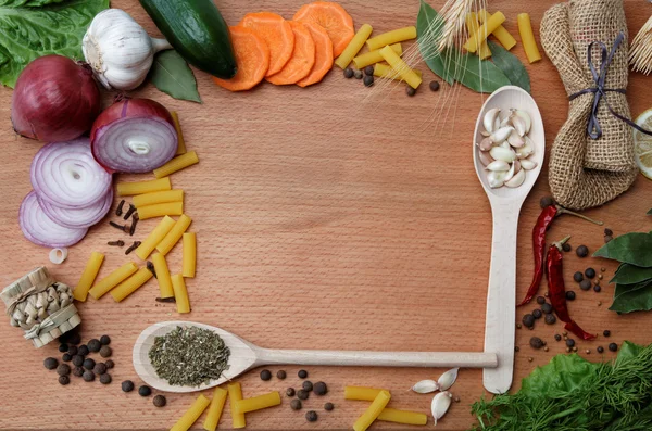 Cadre en épices et légumes sur une table en bois . — Photo