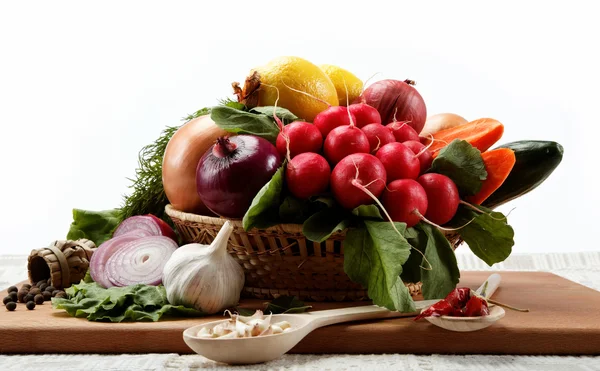 Cibo sano. Verdura fresca e frutta su fondo bianco . — Foto Stock