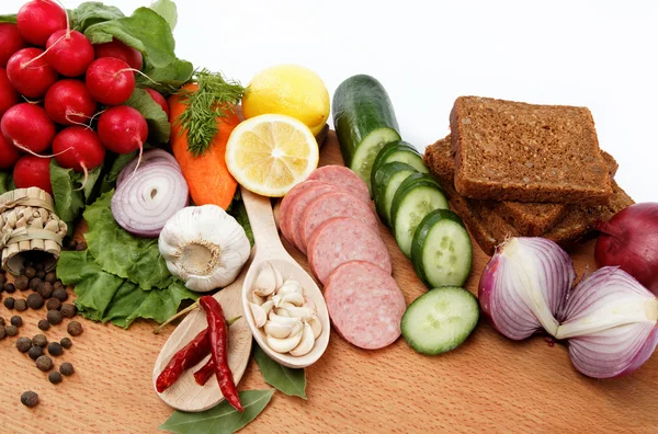 Υγιεινά τρόφιμα. φρέσκα λαχανικά και φρούτα σε λευκό φόντο. — Φωτογραφία Αρχείου