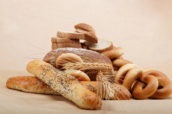 밝은 갈색 배경에 분리되어 있는 신선 한 빵. — 스톡 사진