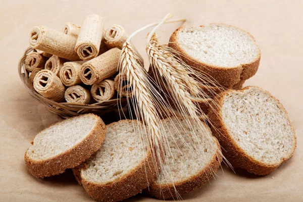 Açık kahverengi arka planda izole edilmiş taze ekmek.. — Stok fotoğraf