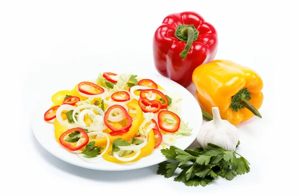 健康食品。新鲜的蔬菜和沙拉在白色背景上. — 图库照片