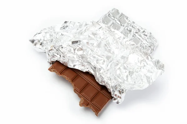 Beyaz arkaplanda izole edilmiş folyoyla çikolata çubuğu — Stok fotoğraf