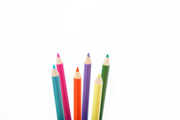 백색 backgr에 다른 색깔을 가진 색깔 연필의 클로즈업 — 스톡 사진