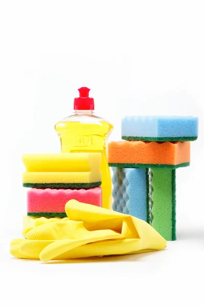 Bottiglia detergente, guanti di gomma e spugna detergente su una b bianca — Foto Stock