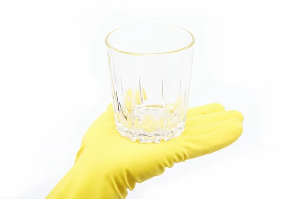 Handen in rubber handschoenen om schoon glas op een witte achtergrond. — Stockfoto
