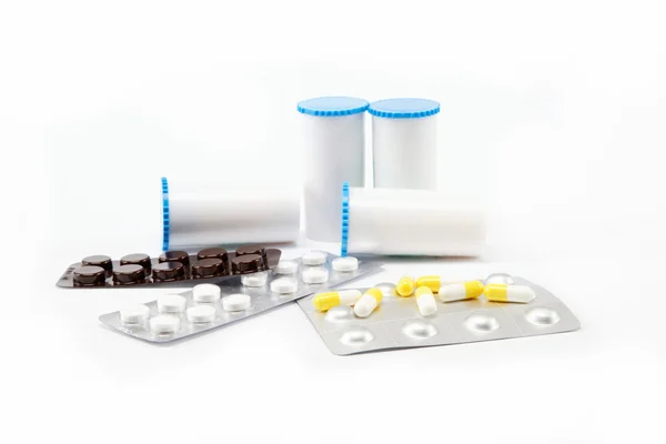 Preparação em comprimidos e cápsulas isoladas sobre fundo branco — Fotografia de Stock