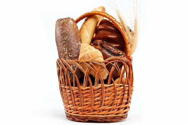 Pão fresco no cesto totalmente isolado . — Fotografia de Stock