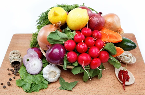 健康食品。新鲜的蔬菜和水果在白色背景上. — 图库照片