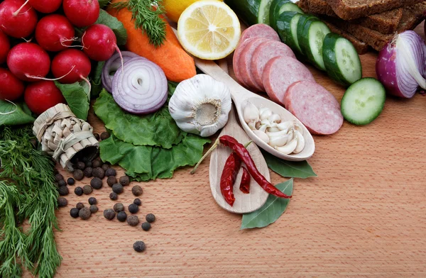 Hälsosam mat. färska grönsaker och frukter på en vit bakgrund. — Stockfoto