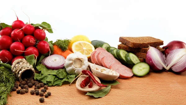 Zdravé jídlo. čerstvá zelenina a ovoce na bílém pozadí. — Stock fotografie