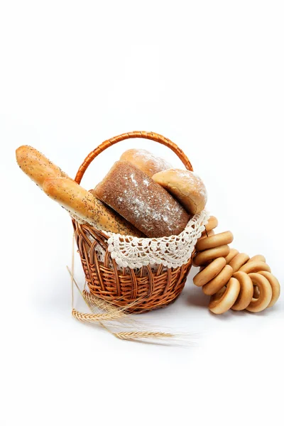 Pan fresco en la cesta totalmente aislado . —  Fotos de Stock