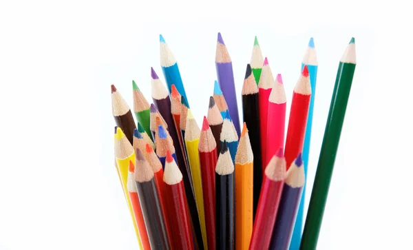 Farklı renk ile renk kalemler üzerinde beyaz backgr yakın çekim — Stok fotoğraf