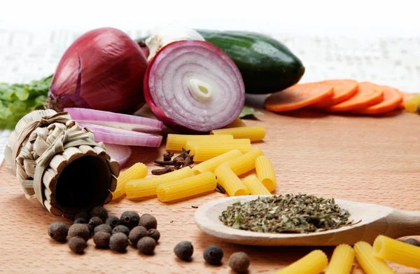 Hälsosam mat. färska grönsaker på en vit bakgrund. — Stockfoto