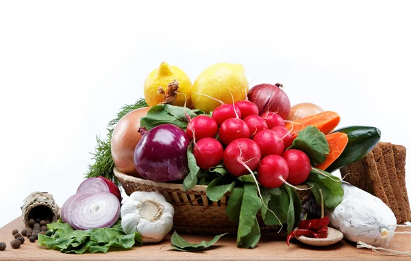 Comida saludable. Verduras y frutas frescas sobre un fondo blanco . — Foto de Stock