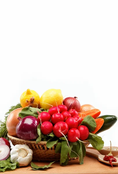 Cibo sano. Verdura fresca e frutta su fondo bianco . — Foto Stock