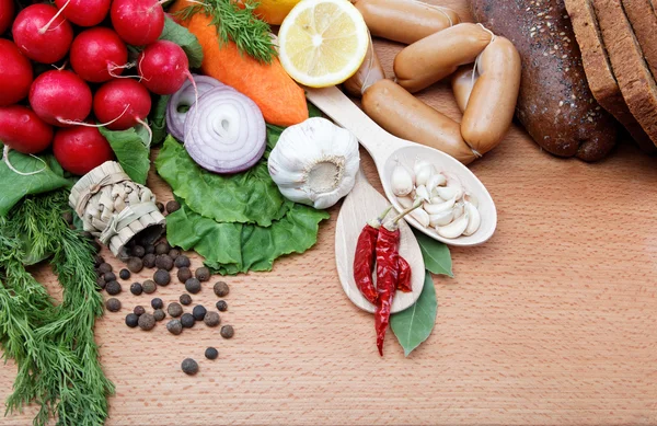 Gezonde voeding. verse groenten en fruit op een witte achtergrond. — Stockfoto
