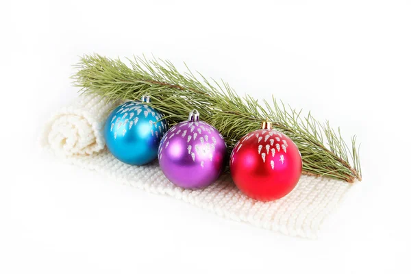 圣诞装饰品。球和松枝上白色 backgrou — 图库照片