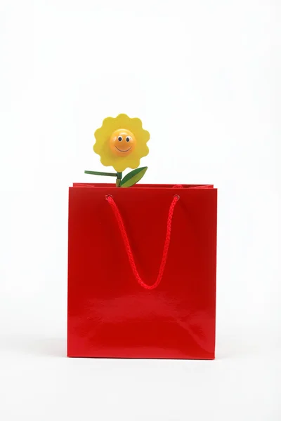 Красный пакет подарок изолирован на белом фоне . — стоковое фото