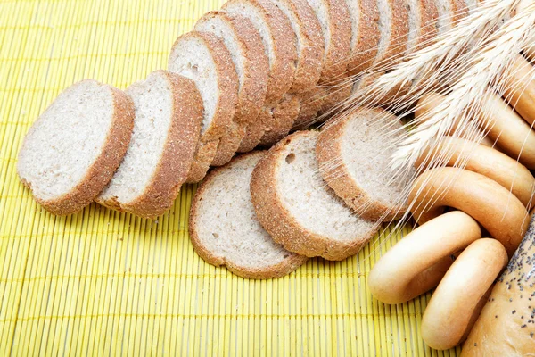 Свежий хлеб на бамбуковой салфетке . — стоковое фото