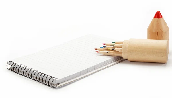 Färgpennor i ett trä och en anteckningsbok på vit. — Stockfoto