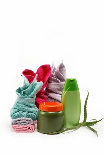 Lázně nebo koupelna koncept s ručníky a mýdlo, na bílém pozadí — Stock fotografie