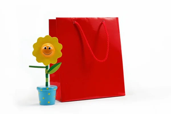 Bolsa de regalo roja aislada sobre fondo blanco . —  Fotos de Stock