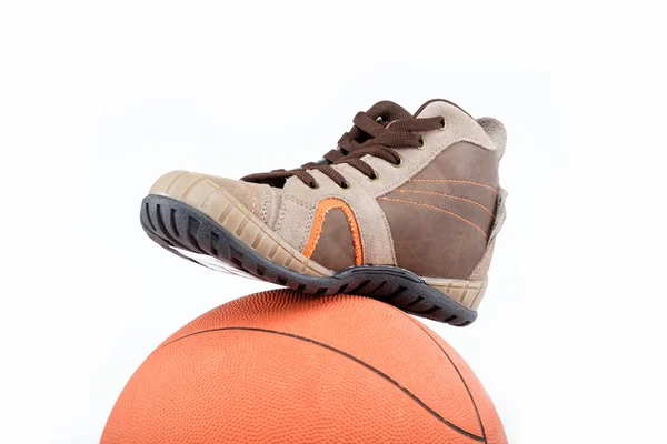 De nya sport skorna med bollen på en vit bakgrund. — Stockfoto