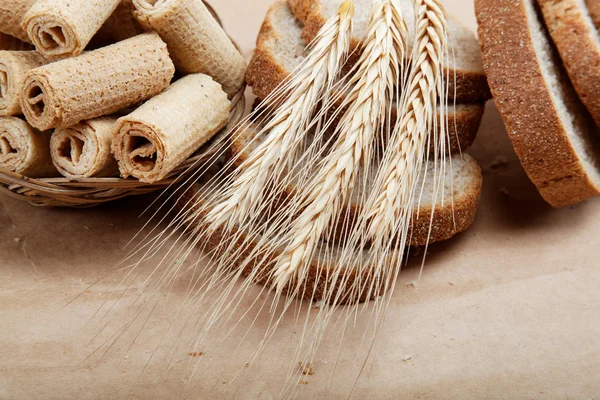 Čerstvý chléb izolovaný na světle hnědém pozadí. — Stock fotografie