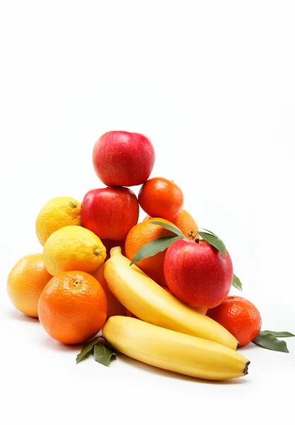 Frutas frescas aisladas sobre un fondo blanco . — Foto de Stock