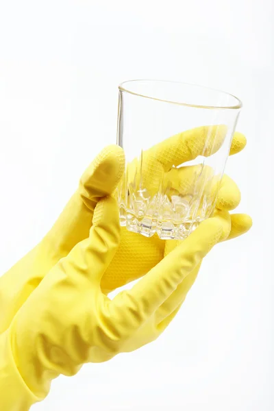 Hände in Gummihandschuhen zum Reinigen von Glas auf weißem Hintergrund. — Stockfoto