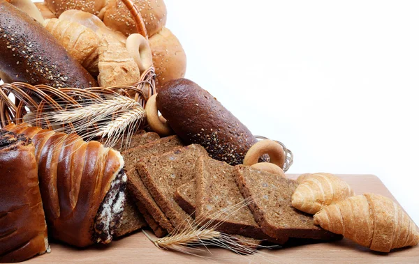 Большой выбор хлеба, натюрморт изолировать на белом фоне — стоковое фото