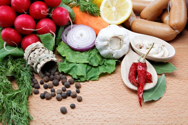 Здоровое питание. Свежие овощи и фрукты на белом фоне . — стоковое фото
