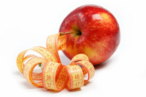 Červené jablko a měřicí pásky na bílém pozadí. — Stock fotografie