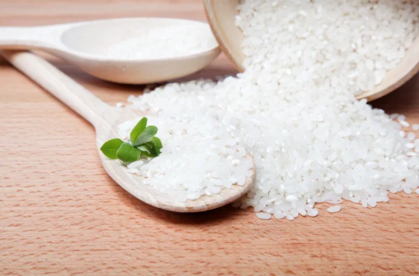 Reis auf einem Holztisch. — Stockfoto
