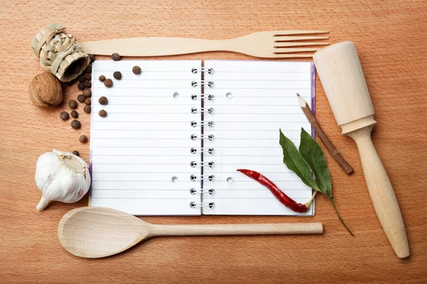 Anteckningsbok för recept och kryddor på träbord — Stockfoto