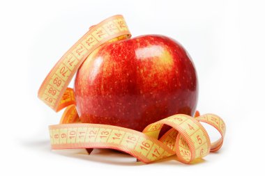 Kırmızı elma ve beyaz arka plan üzerinde ölçüm bandı.