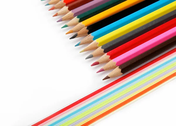 Crayons de couleur sur fond blanc. — Photo
