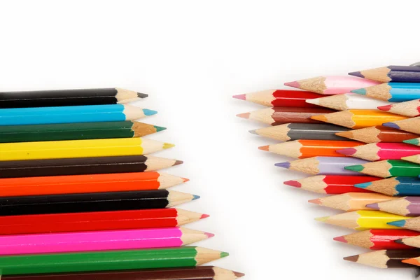 Χρωματιστά μολύβια σε λευκό φόντο. — Φωτογραφία Αρχείου