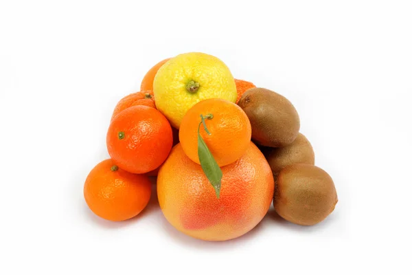 Tropische vruchten op een witte achtergrond. — Stockfoto